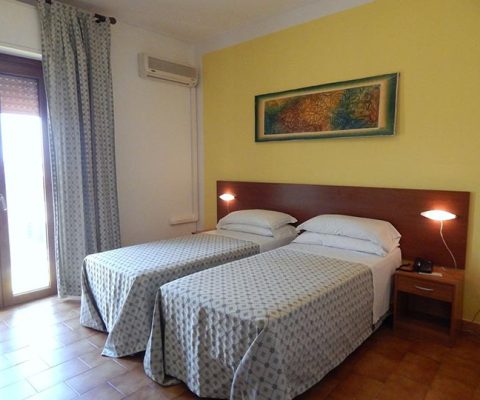 hotel-il-gabbiano-camere-camera-matrimoniale-con-balcone-002